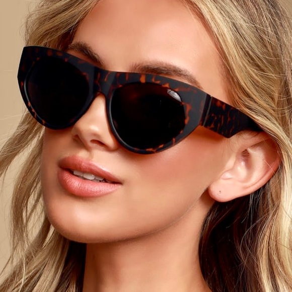 Lulus Accessories - NWT Lulus Danieli Tortoise sunglasses beautiful!